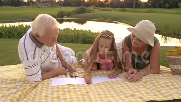 祖父母帮助孙女画画视频的预览图