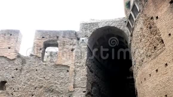 在罗马市中心阿文蒂诺废墟中的一个小拱门上视频的预览图
