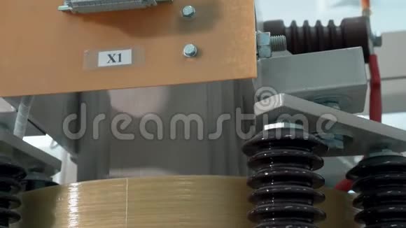 电力变压器干燥工业电气设备用大功率高压元件在运动中被击中视频的预览图