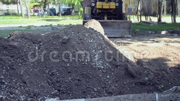 拖拉机清除泥土污垢挖洞施工现场视频的预览图