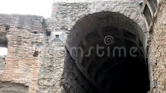 在罗马市中心阿文蒂诺废墟中的一个小拱门上视频的预览图
