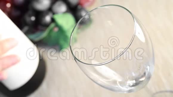 红酒倒在桌子上背景是葡萄视频的预览图