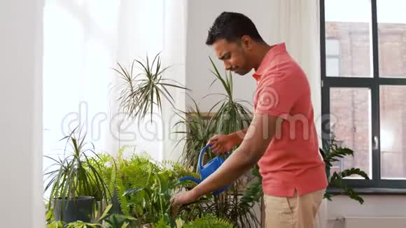 印度男人在家里给家里的植物浇水视频的预览图