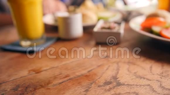 用新鲜的本地有机织品和芒果奶昔在乡村木桌上捣碎豆腐健康素食维生素早餐视频的预览图