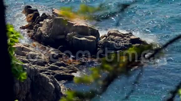 波浪撞击从麻烦的水中伸出的石头视频的预览图