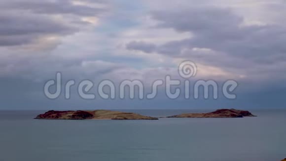 苏格兰北部萨瑟兰一个平静的海面和乌云密布的夜晚兔子在舌头海岸附近的岛屿视频的预览图