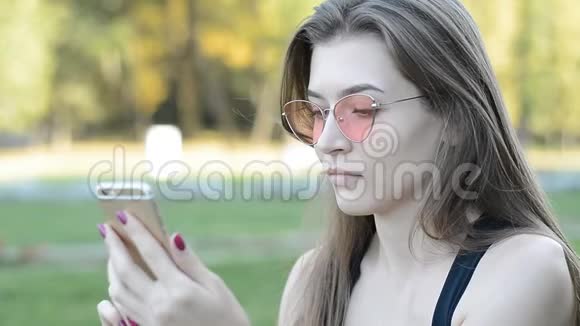 坐在绿色气体上用手机打电话的白俄罗斯美女视频的预览图