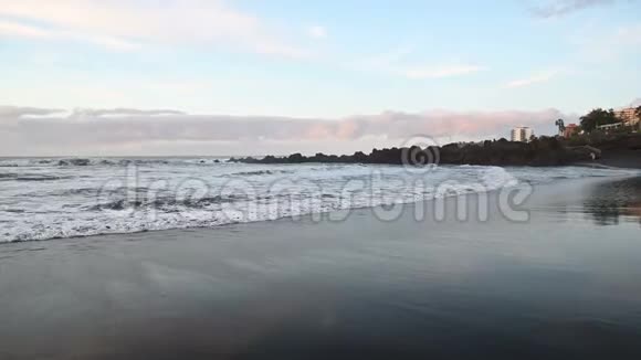特内里费北岸美丽的日落海滩上有石头和黑色的沙子视频的预览图