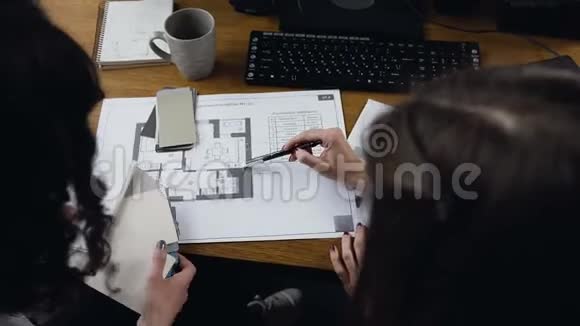 女设计工程师在办公室讨论一些项目视频的预览图