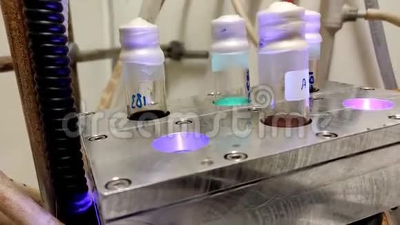 玻璃瓶中多彩光化学反应视频的预览图