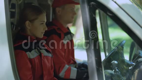 乘坐交通工具的救护人员专业的紧急医疗服务视频的预览图
