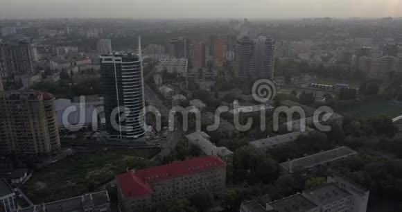 基辅市的鸟瞰图日落时分飞过现代建筑城市4k4096x2160像素视频的预览图