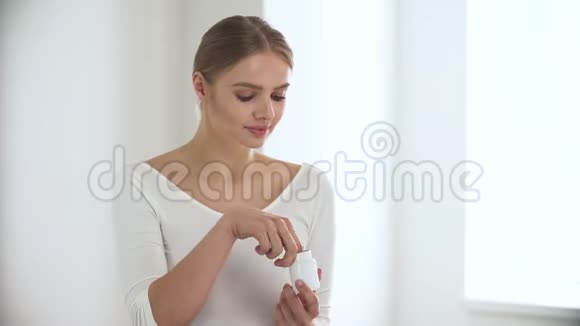 医疗保健快乐的女人吃避孕药和放嘴视频的预览图