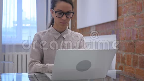 拉美裔妇女坐在办公室的笔记本电脑网络视频聊天视频的预览图