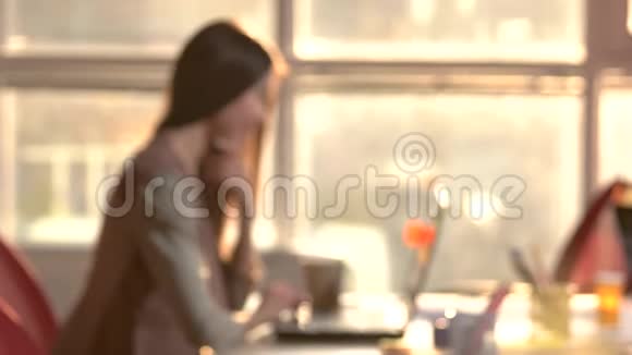 模糊的女性使用笔记本电脑背景为键控视频的预览图