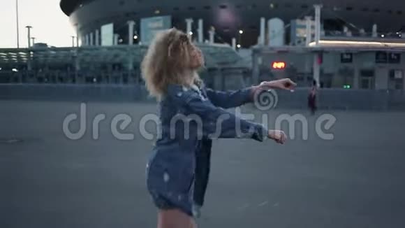 快乐的跳舞女孩在街上走在街上时髦的年轻女人头发茂盛视频的预览图