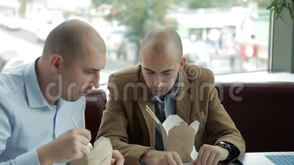 两个秃头男人在一家咖啡馆的午餐上讨论生意吃面条中餐商务中心视频的预览图