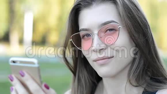 一位美丽的年轻白种人女子的肖像照在镜头里在电话里留言视频的预览图