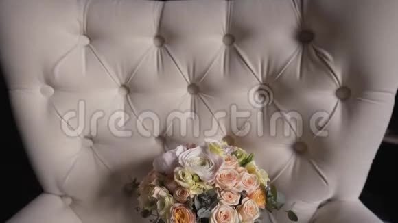 一束美丽的经典婚礼花束站在椅子上视频的预览图