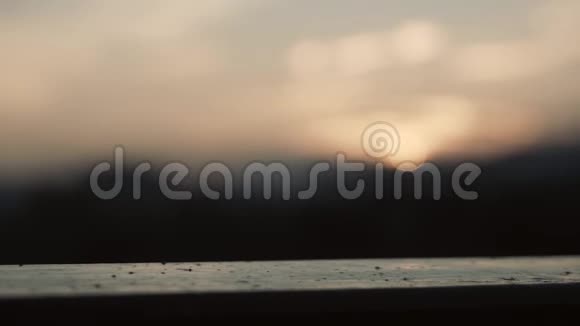 一群鸟在美丽的橙色日落的背景下飞翔视频的预览图