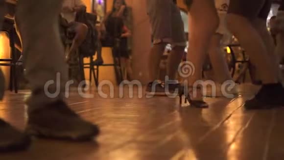 在夜总会的舞会上跳舞人们在迪斯科舞厅跳舞玩得开心视频的预览图