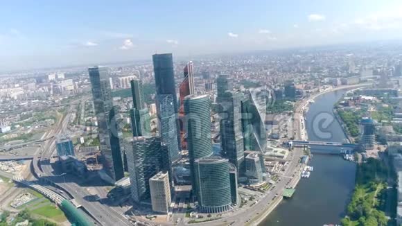 莫斯科城市美丽的商业摩天大楼的俯视图行动莫斯科商业区摩天大楼林立视频的预览图