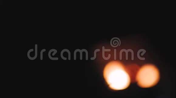 晚上篝火在离焦中燃烧科斯塔的火已经失控了火焰和燃烧的近距离视频的预览图
