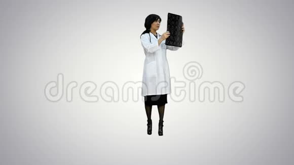 女性亚洲医生用听诊器检查白色背景的x射线视频的预览图
