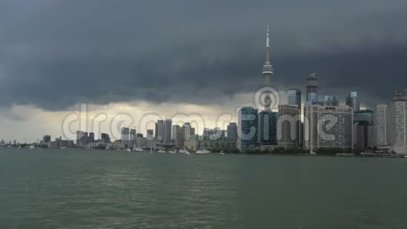 多伦多天际线在一个暴风雨的日子视频的预览图