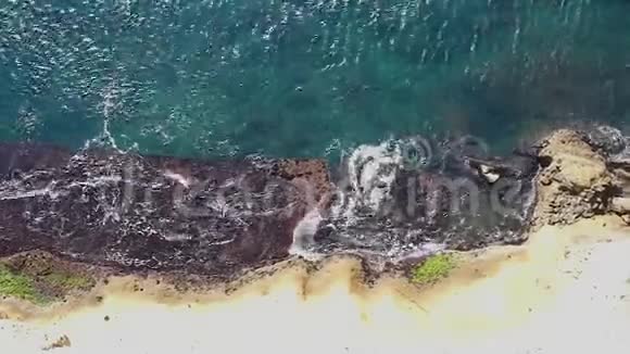 空中俯瞰地中海海浪冲击岩石海岸视频的预览图