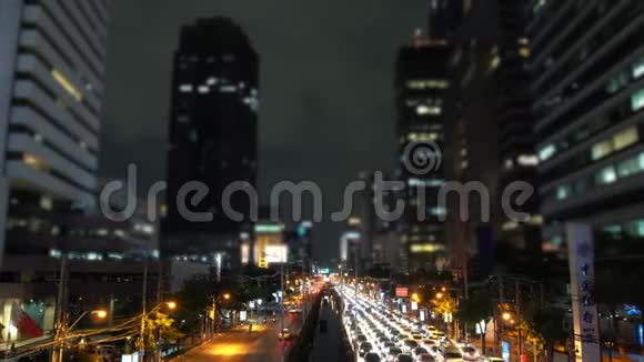 夜间商业区林荫道上的交通堵塞视频的预览图
