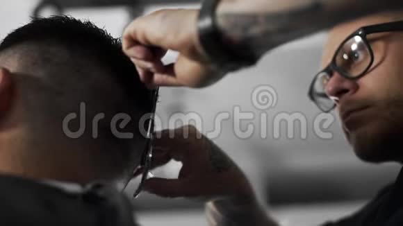 理发师在理发店为顾客理发用剪刀梳子理发师理发和刮胡子视频的预览图