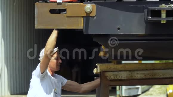 工人控制把货物放在钢架上的过程视频的预览图