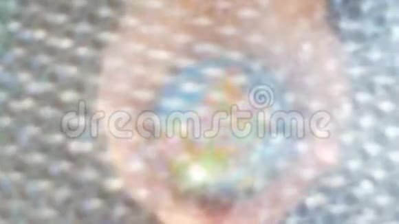 一个少年手握着一个小地球上面是一张泡泡包装纸是代表生态的理想镜头视频的预览图