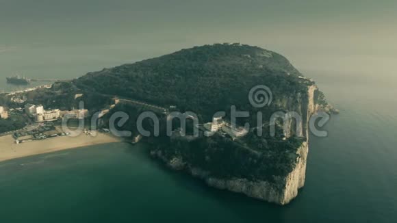 意大利盖塔的一个陡峭的垂直悬崖蒙塔尼亚斯帕卡塔或破碎山的空中景色视频的预览图
