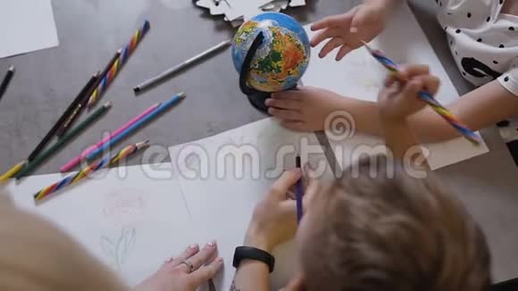 上景在绘画课上孩子们坐在桌子旁和老师一起画画孩子们用铅笔画画视频的预览图
