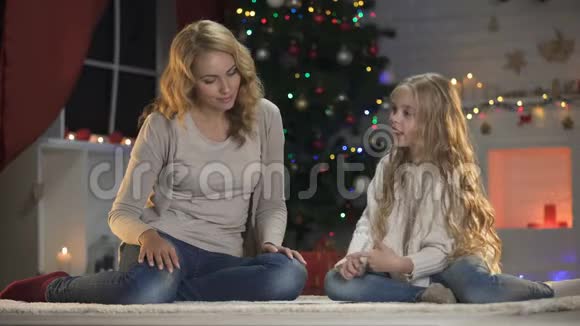 在圣诞假期准备前为母亲和女儿写祝福视频的预览图