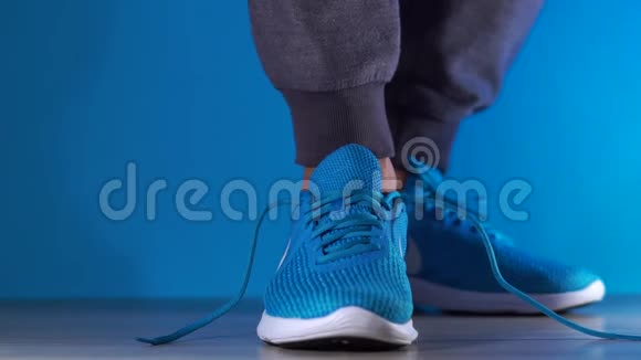 用运动鞋组合男士在健身前在健身房系运动鞋锻炼身体视频的预览图