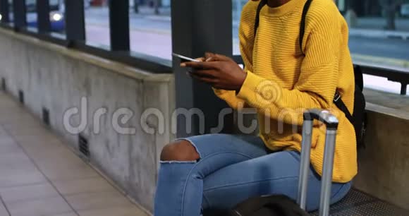 地铁4k的女人用手机视频的预览图