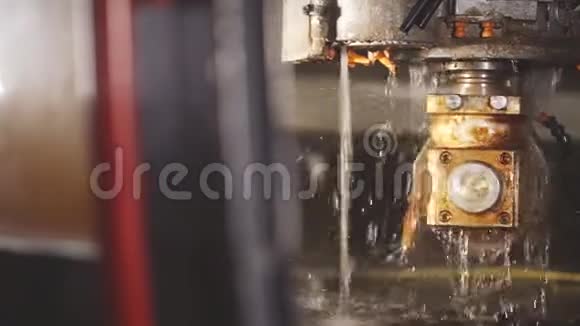 这家工厂操作一台机器用水冷却镜子视频的预览图