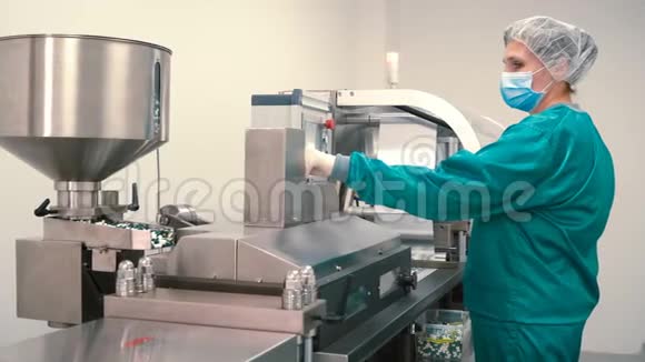 工人调整制胶囊的制药机视频的预览图