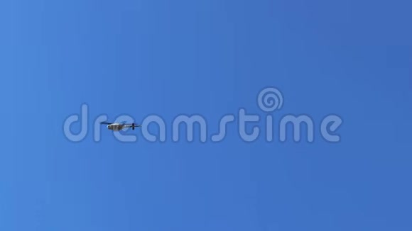 直升机在蓝天上飞行慢动作视频的预览图