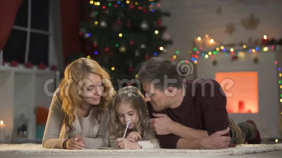 圣诞老人幸福的微笑家庭作文信相信圣诞童话视频的预览图