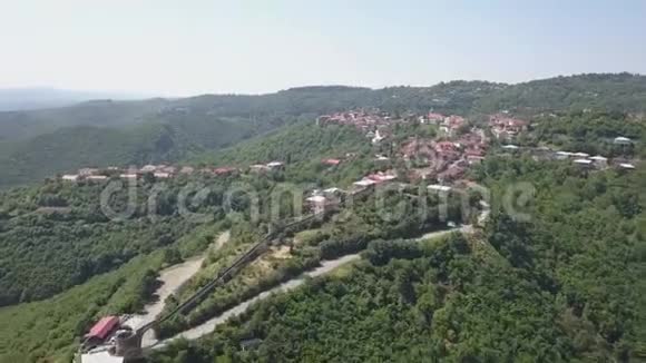 空中快速移动镜头到格鲁吉亚的锡格纳吉镇中心卡赫蒂地区签名视频的预览图