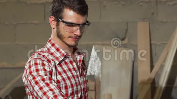 专业木工打磨木材制作家具视频的预览图