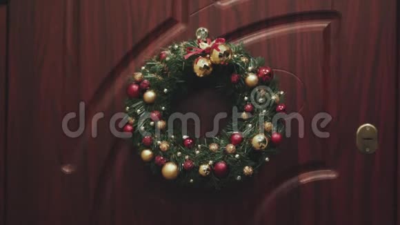 在门口庆祝圣诞节为圣诞节装饰的门的轮廓视频的预览图