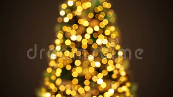 美丽的金色新年树灯闪烁在离焦的BlurBokeh问候背景无缝三维动画祝你快乐视频的预览图