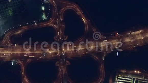 城市交通夜间的空中垂直视野视频的预览图