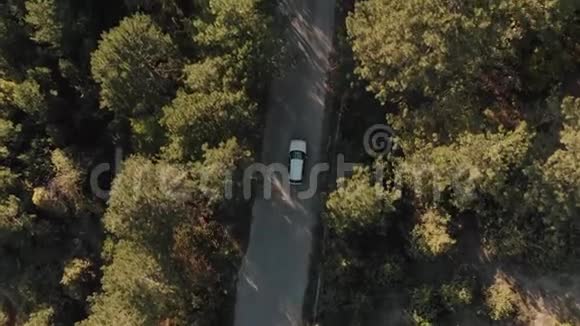 汽车在公路上行驶的航拍镜头视频的预览图