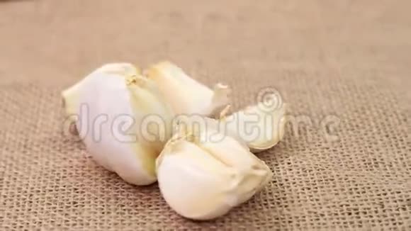 新鲜大蒜在桌子上的亚麻布上视频的预览图